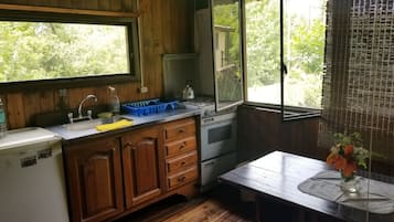 Kabin Basic, 1 Tempat Tidur Double, Bebas Asap Rokok | Dapur kecil pribadi | Lemari es, microwave, oven, dan peralatan masak/sendok-piring