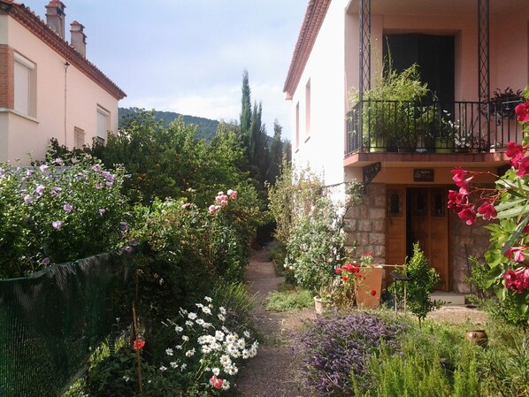 Property grounds - Enjoy indian summer in beautifull south of France at discount price! (Prades)