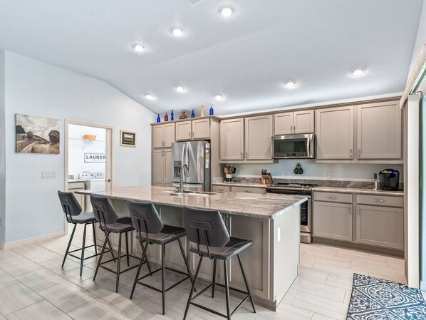 Jääkaappi, mikroaaltouuni, uuni, liesi