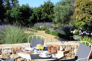Breakfast area - Chambre d'hôtes Bastide des Enqueses (Lorgues)