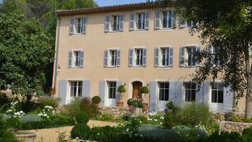 Mặt tiền nơi lưu trú