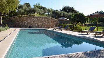 Hồ bơi ngoài trời phục vụ theo mùa, dù/ô trên bãi biển/hồ bơi