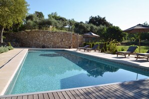 Seasonal outdoor pool, pool umbrellas, sun loungers - Chambre d'hôtes Bastide des Enqueses (Lorgues)