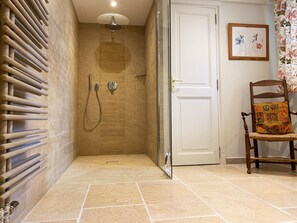 Superior Double Room, Private Bathroom, Garden View | Bathroom | Bathrobes, towels - Chambre d'hôtes Bastide des Enqueses (Lorgues)