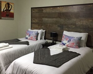 Habitación Deluxe con 1 cama matrimonial o 2 individuales | Ropa de cama de alta calidad, minibar, escritorio y cortinas blackout