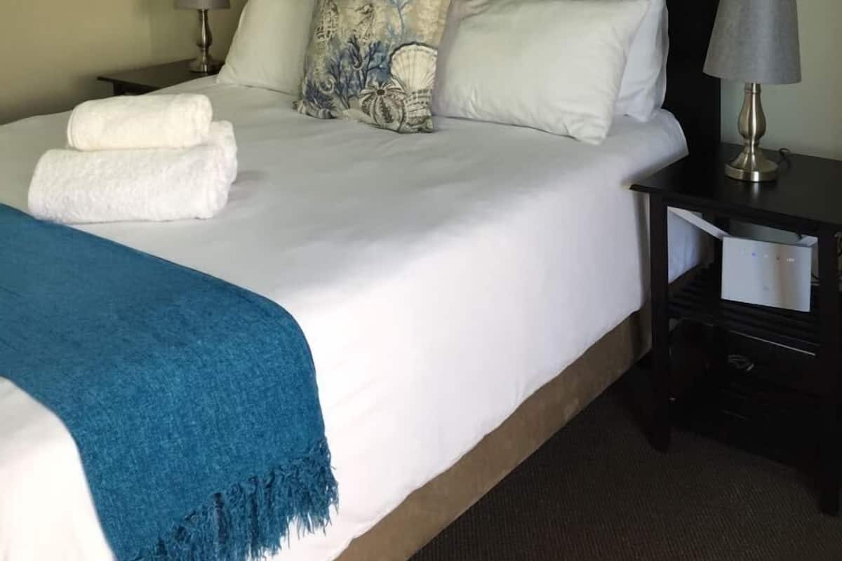 Habitación doble estándar | Ropa de cama de alta calidad, minibar, escritorio y cortinas blackout
