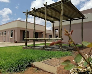 Vista frontal de la propiedad