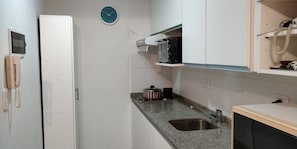 Tủ lạnh, lò vi sóng, bếp nấu, ấm điện 