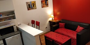 Apartment, 1 Schlafzimmer, Nichtraucher, eigenes Bad | Wohnzimmer | 24-Zoll-Flachbildfernseher mit Kabelempfang, LED-Fernseher