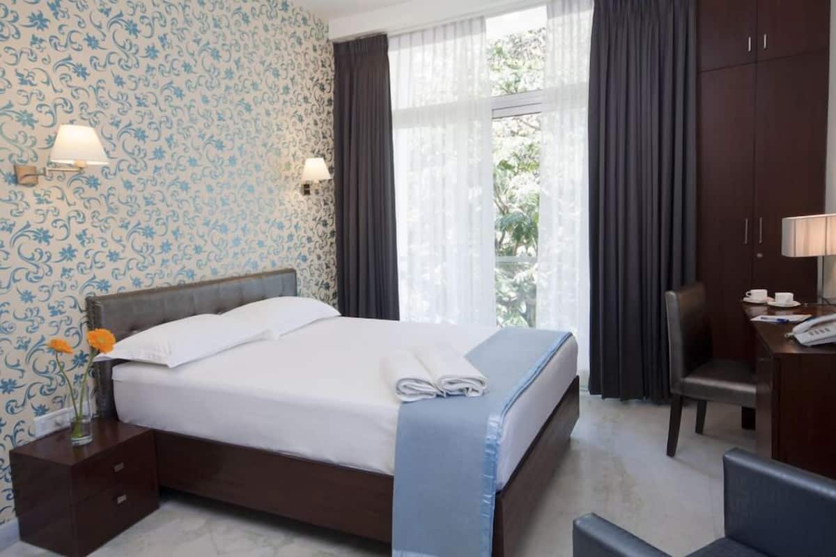 Deluxe Studio, 1 Queen Bed, Accessible | Egyptian cotton sheets, minibar, in-room safe, individually furnished