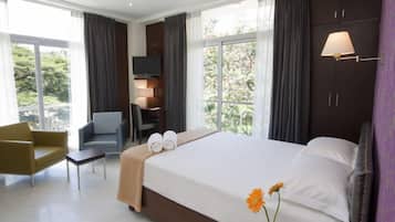 Premium Room, 1 King Bed, Accessible, Smoking | Egyptian cotton sheets, minibar, in-room safe, individually furnished