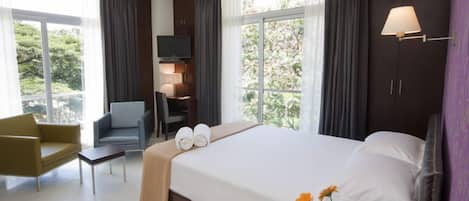 Premium Room, 1 King Bed, Accessible, Smoking | Egyptian cotton sheets, minibar, in-room safe, individually furnished