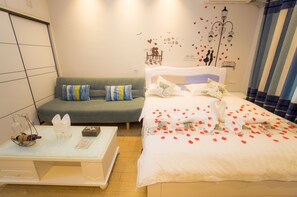 Comfort-huoneisto | Ylelliset vuodevaatteet, yksilöllisesti sisustettu, työpöytä