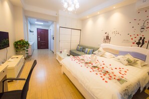Comfort Apartment | Premium bedding, individually decorated, desk, blackout drapes - Youjia Apartment (Changsha)