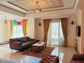 Suite – honeymoon, 1 soverom | Oppholdsområde | En 42-tommers LCD-TV med Parabol-TV samt TV