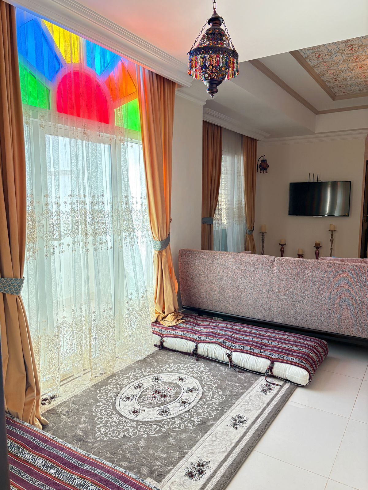 Brudesuite - 1 soveværelse | Opholdsområde | 42-tommers LCD-tv med satellitkanaler, tv