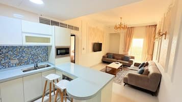 Suite, 1 Schlafzimmer | Wohnzimmer | 42-Zoll-LCD-Fernseher mit Satellitenempfang, Fernseher