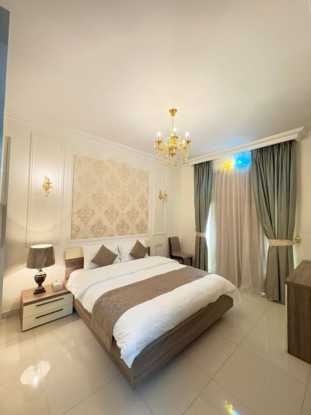 Brudesuite - 1 soveværelse | Pengeskab på værelset, skrivebord, arbejdsområde til bærbare computere