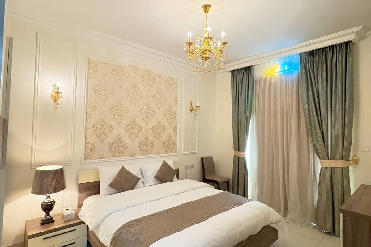 Brudesuite - 1 soveværelse | Pengeskab på værelset, skrivebord, arbejdsområde til bærbare computere