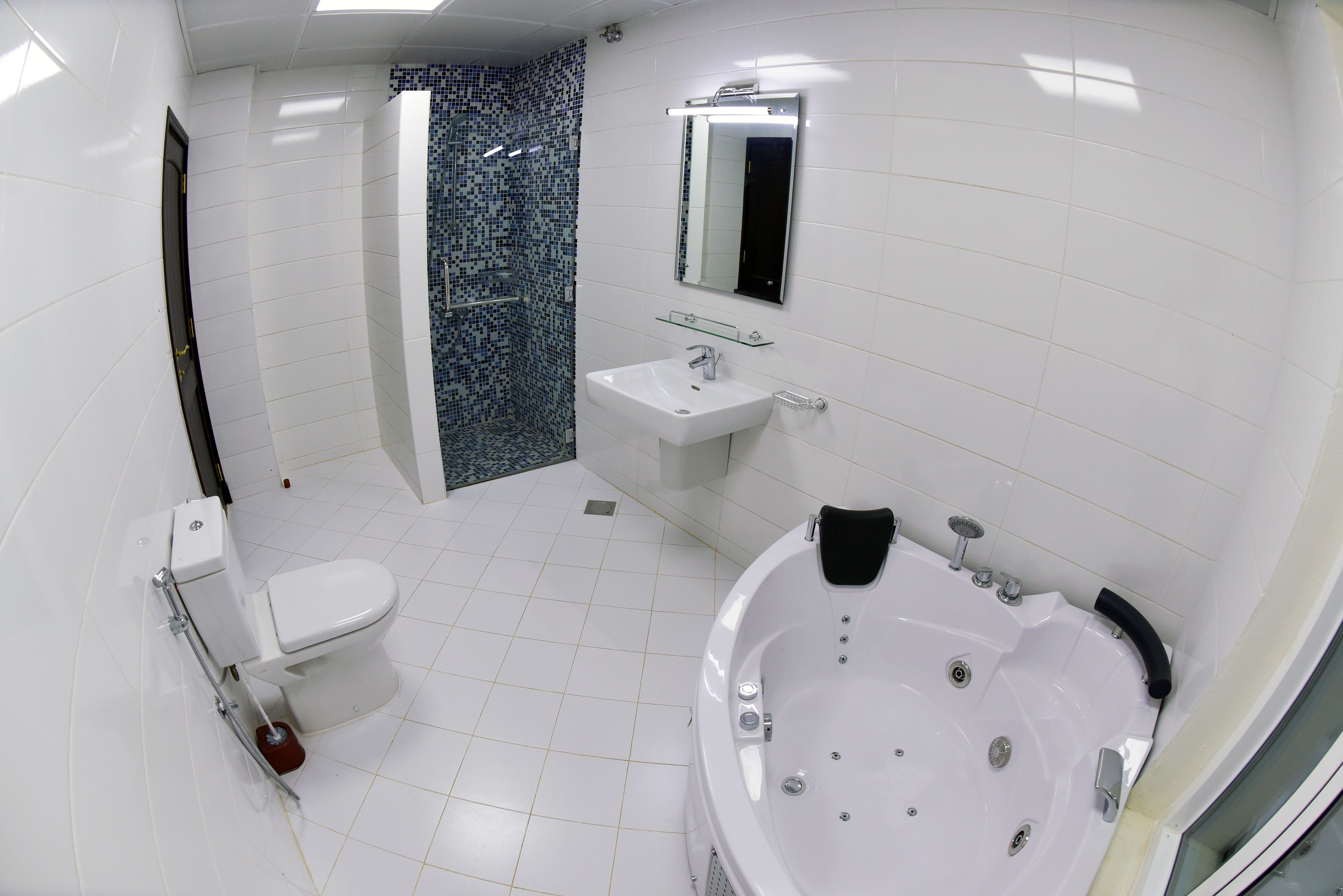 executive suite, 3 bedrooms | bathroom | free toiletries, bathrobes, slippers, towels