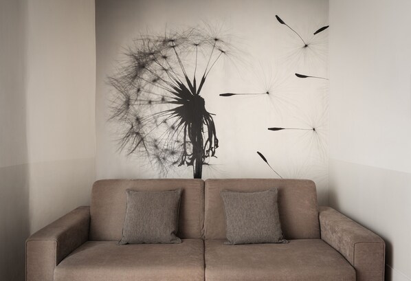 1 Schlafzimmer, hochwertige Bettwaren, Schreibtisch