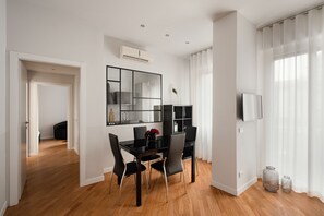 1 bedroom, premium bedding, desk, iron/ironing board - Deluxe Central Apartment (Bergamo)