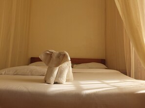Standaard suite | Lakens van Egyptisch katoen, luxe beddengoed, een bureau