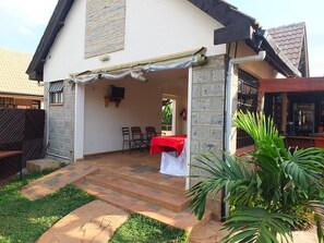 Breakfast, lunch, dinner served; local and international cuisine 