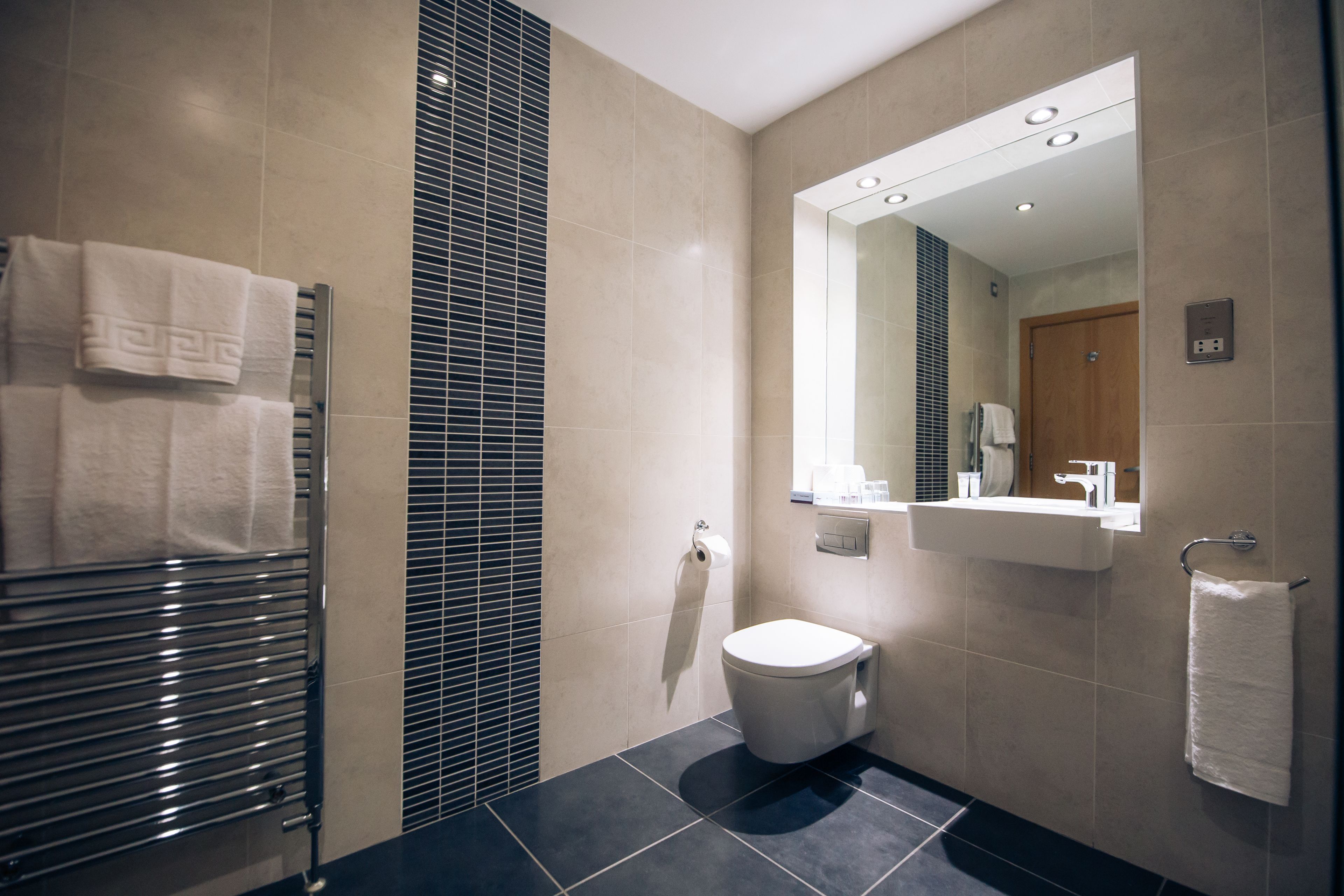 combined shower/bathtub, towels