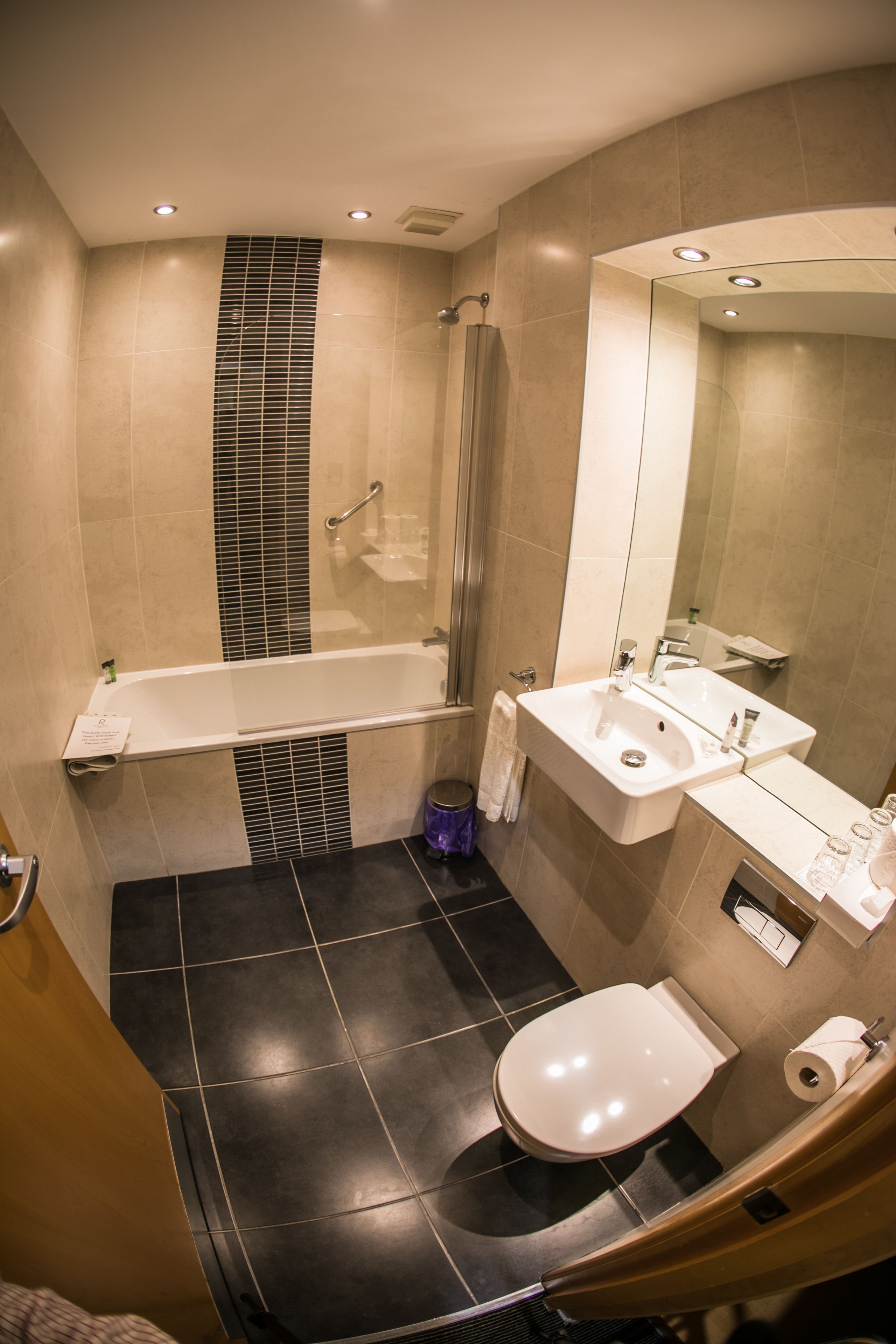 combined shower/bathtub, towels