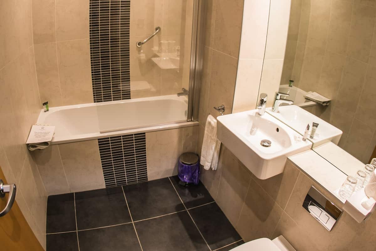 combined shower/bathtub, towels