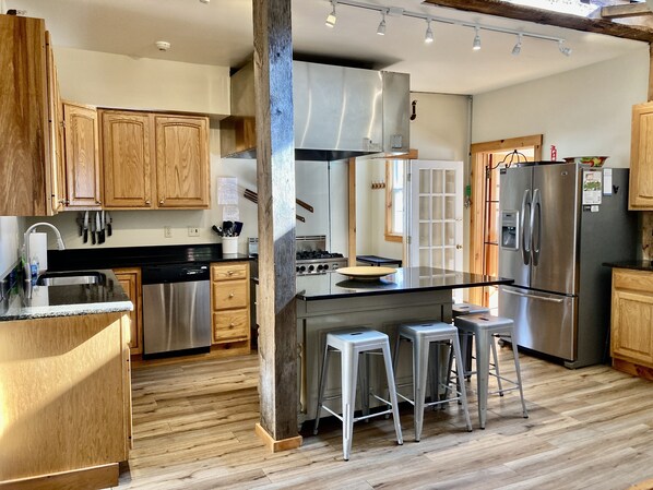 Fridge, microwave, oven, stovetop - 11 BR, 7 Bth, 1/2 mile to Okemo, Hot Tub, on Ski Shuttle, King Bed, Walk to Town (Ludlow)