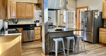 11 BR, 7 Bth, 1/2 mile to Okemo, Hot Tub, on Ski Shuttle, King Bed, Walk to Town