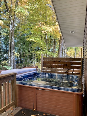 Outdoor spa tub - 11 BR, 7 Bth, 1/2 mile to Okemo, Hot Tub, on Ski Shuttle, King Bed, Walk to Town (Ludlow)