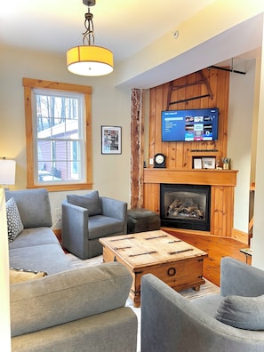 Smart TV, fireplace, books, computer monitors - 11 BR, 7 Bth, 1/2 mile to Okemo, Hot Tub, on Ski Shuttle, King Bed, Walk to Town (Ludlow)