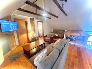 Smart TV, fireplace, books, computer monitors - 11 BR, 7 Bth, 1/2 mile to Okemo, Hot Tub, on Ski Shuttle, King Bed, Walk to Town (Ludlow)
