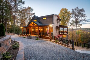 Exterior - Rustic Modern Log Cabin with the BEST MOUNTAIN VIEWS & HOTTUB.
EV- CHGR NO PETS (Ellijay)