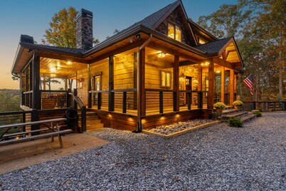 Rustic Modern Log Cabin with the BEST MOUNTAIN VIEWS & HOTTUB. 
EV- CHGR NO PETS