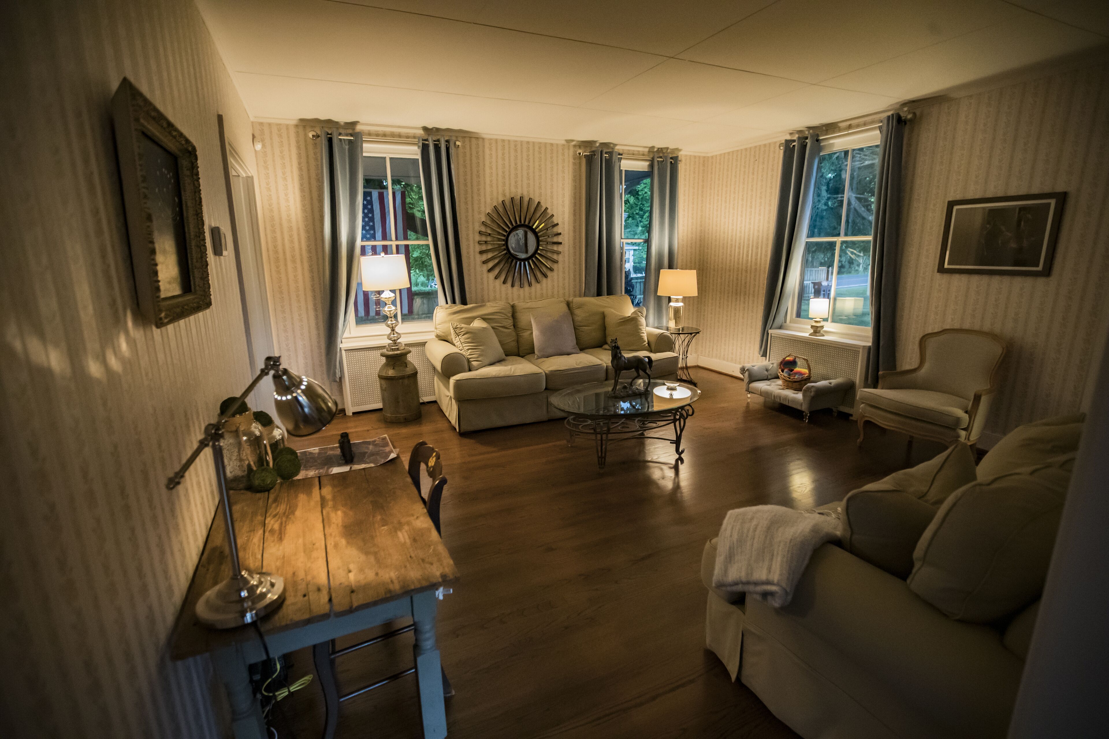 Een smart-tv, een open haard, een dvd-speler en boeken