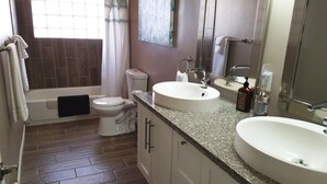 Un bagno con WC, lavandino e vasca da bagno.