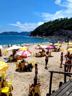 En la playa y camastros 