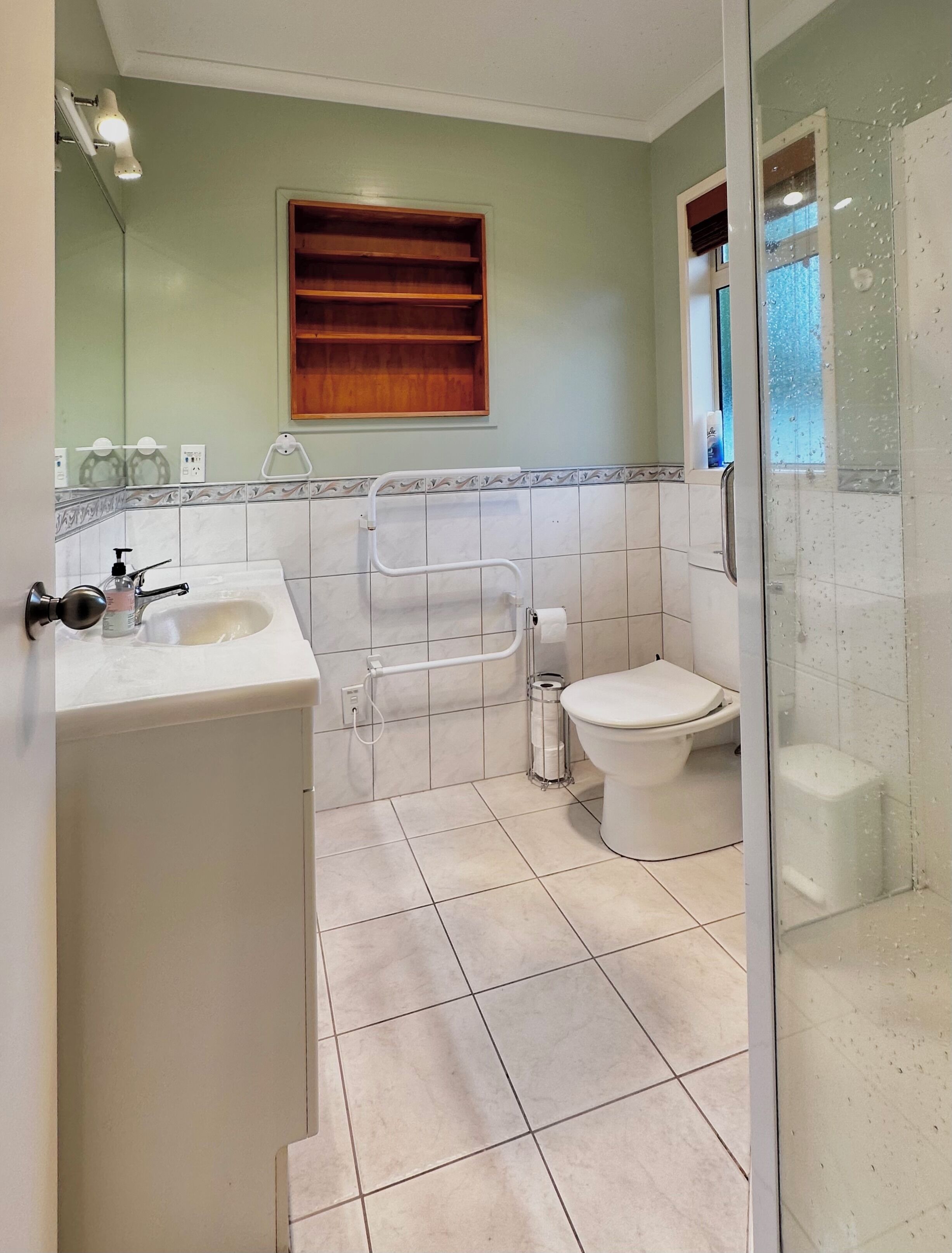 Ensemble douche/baignoire, serviettes fournies, papier toilette