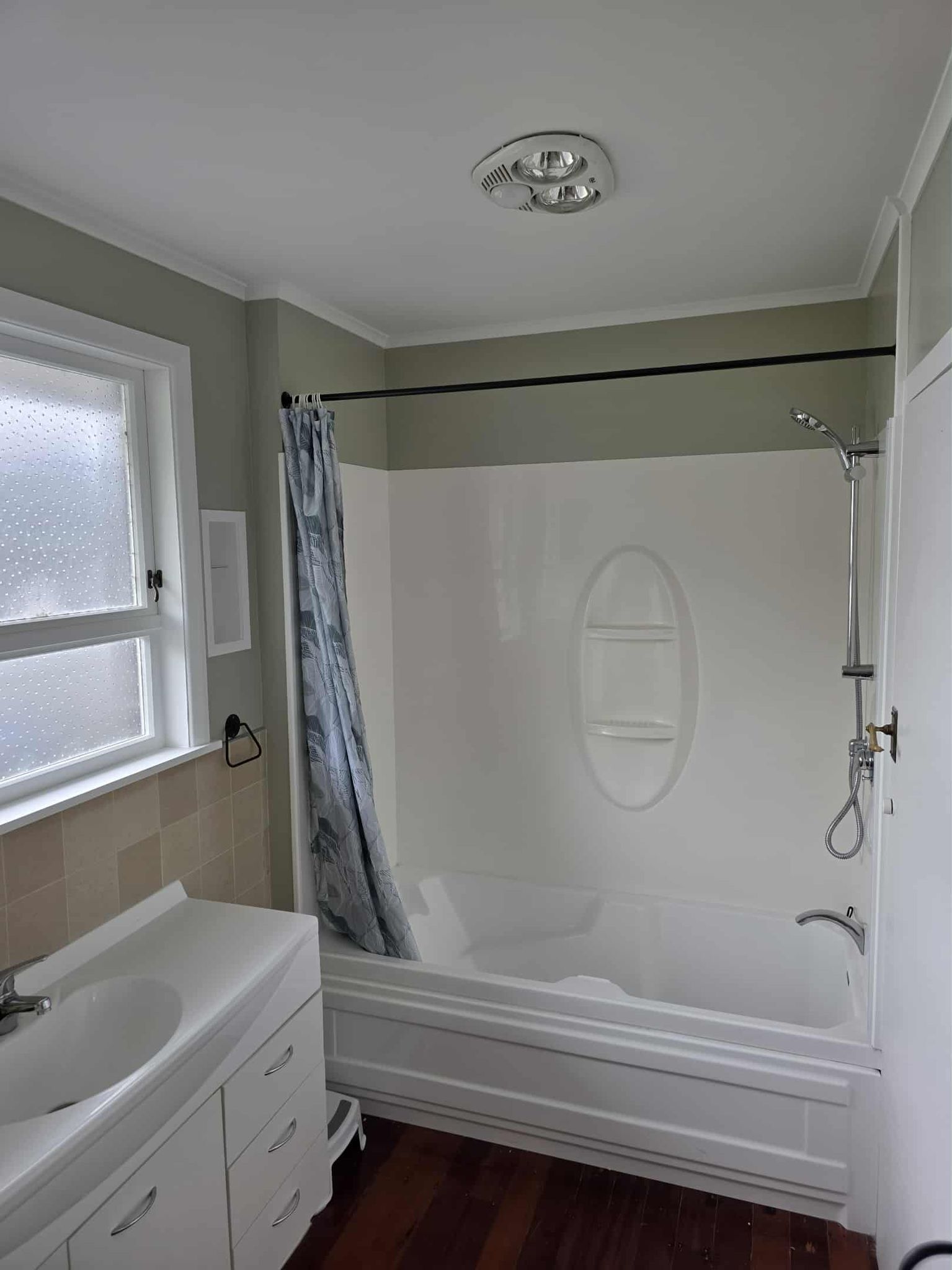 Ensemble douche/baignoire, serviettes fournies, papier toilette