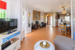 Smart TV, fireplace, ping pong, books