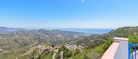 Una vista panorámica de un paisaje costero con carreteras sinuosas y edificios dispersos.