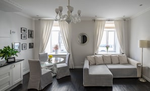 TV, fireplace - Riga Cozy'n'Quiet Apartment (Zemgales priekšpilseta)