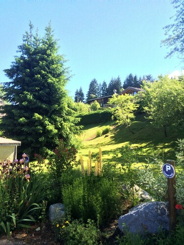 CHIC & COZY. 100m FROM THE SLOPES. 360° VIEWS. VERY QUIET HALF CHALET IN MEGEVE