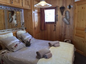 2 slaapkamers, een strijkplank/strijkijzer, reisbedje, gratis wifi