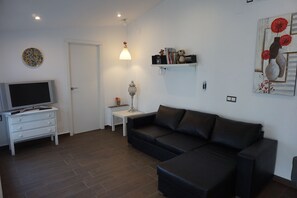 Smart-tv, een dvd-speler, boeken en een stereo