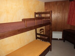 2 bedrooms, iron/ironing board, WiFi